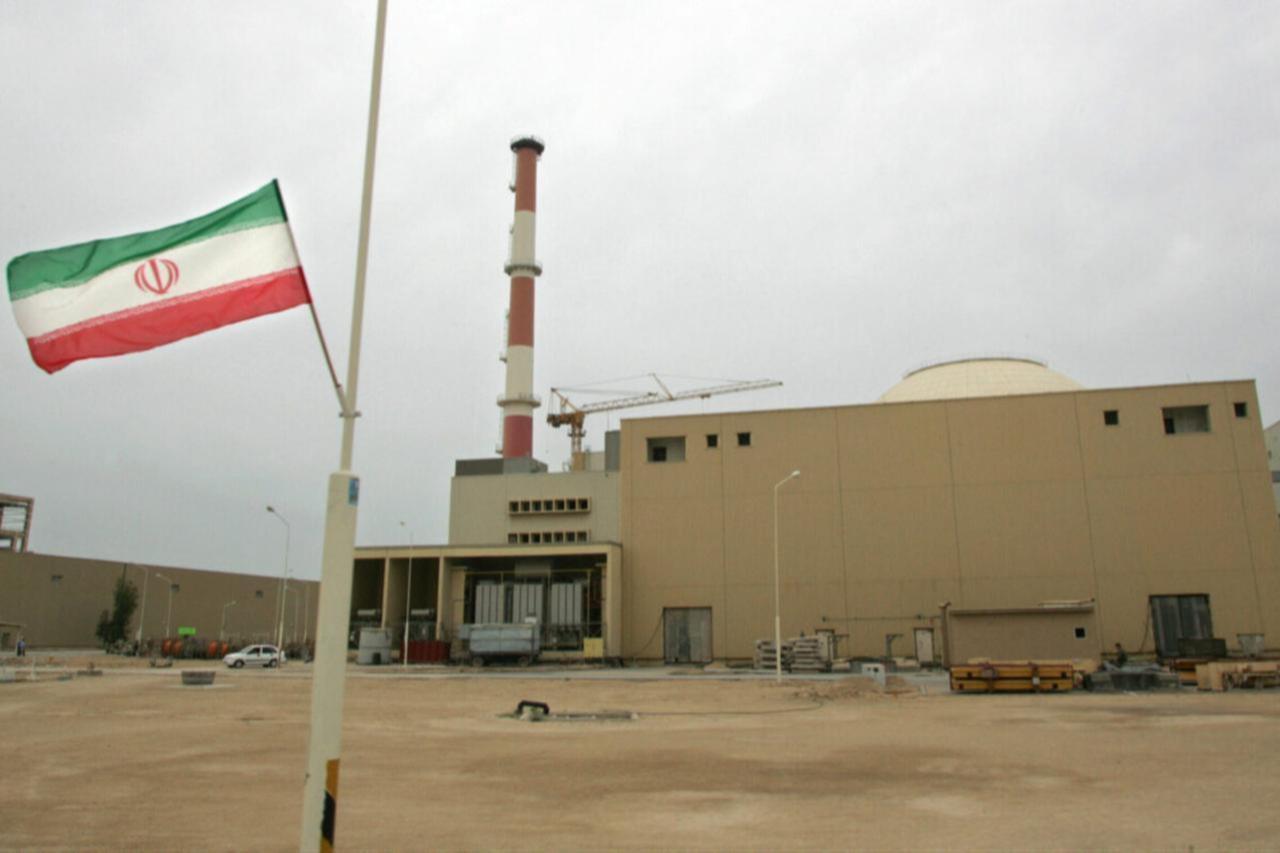An Iranian flag outside the building housing the reactor of the Bushehr nuclear power plant in southern Iranian port town of Bushehr, 1200 km south of Tehran, on April 3, 2007. (AFP Photo)