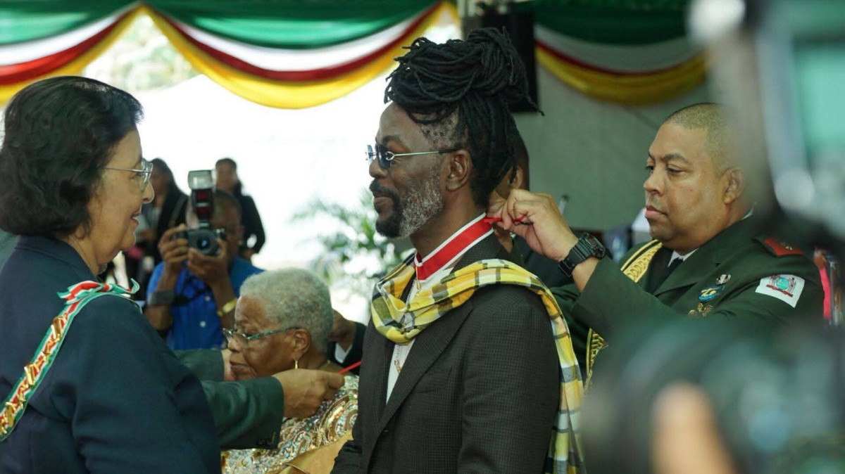 Kenny B onderscheiden in Suriname