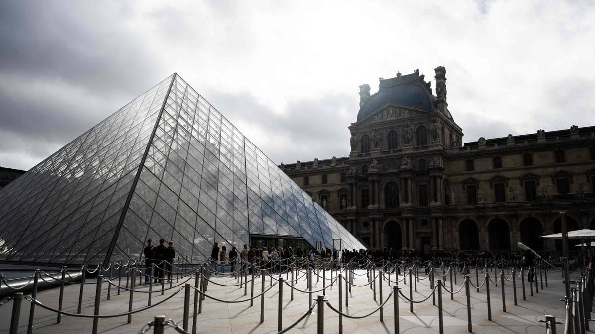 Tourists queue to enter the Louvre museum in Paris on 3 November 2025