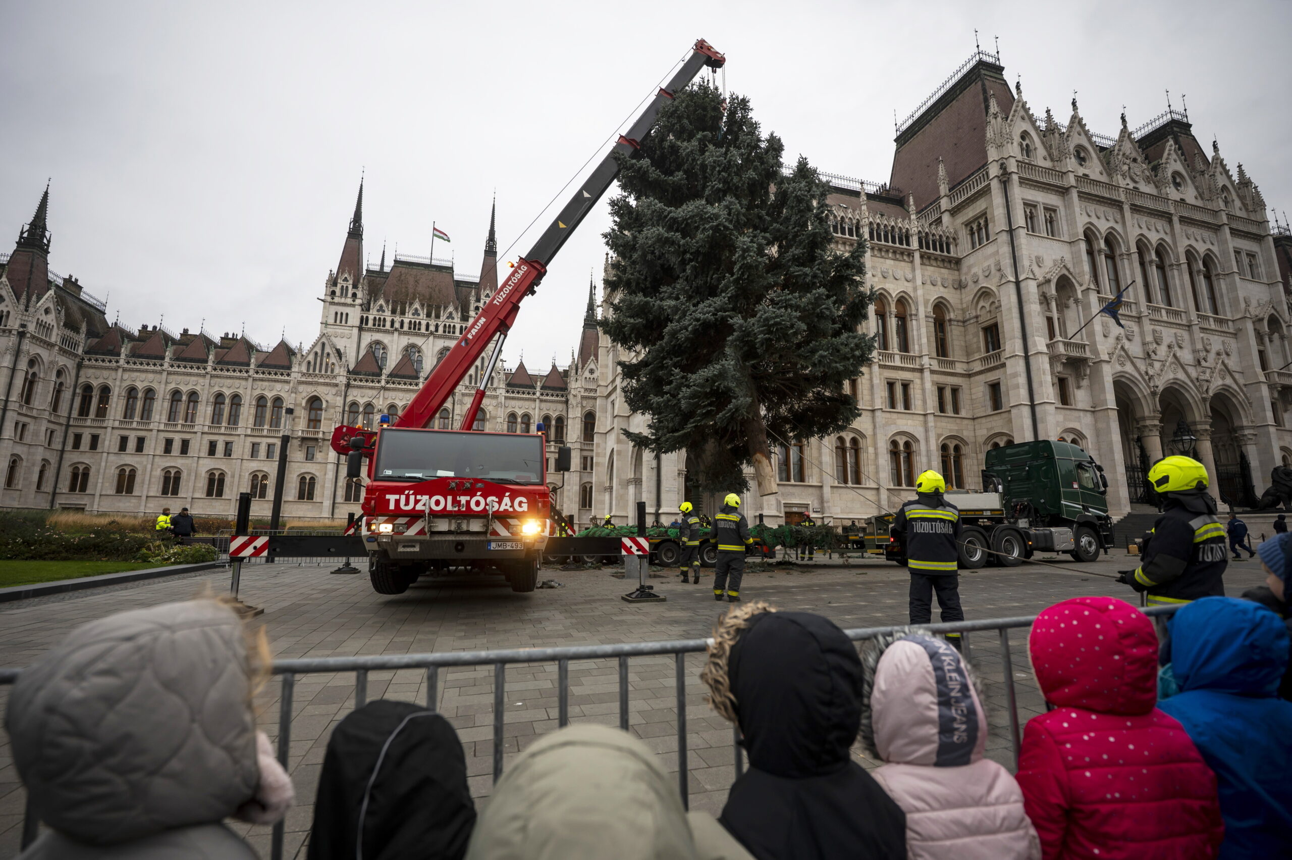 Nation's Christmas Tree Successfully Erected in Front of Parliament