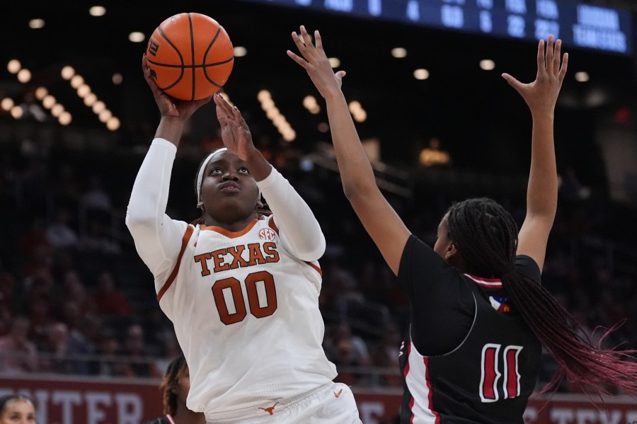 No. 4 Texas blows out Louisiana, scores 27th consecutive home win