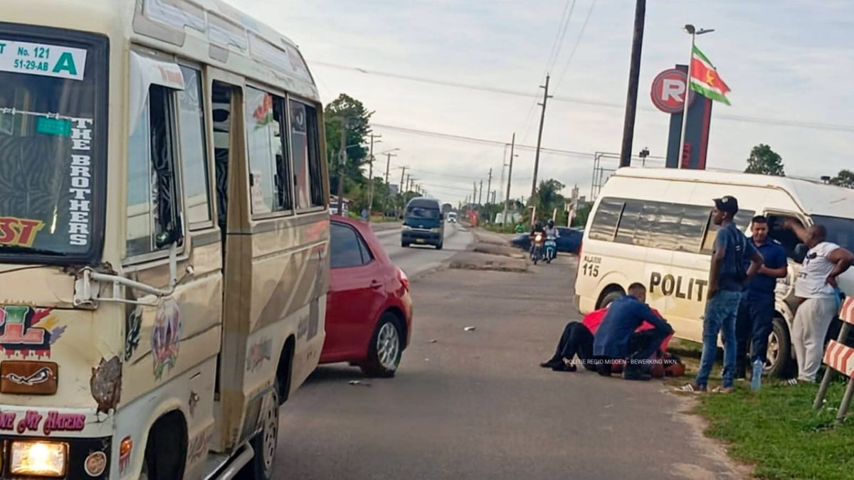 PL-buschauffeur rijdt voetganger aan op rijwielpad, slachtoffer zwaargewond