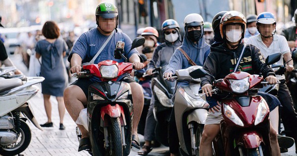 Should Vietnam make traffic offenders do community service, traffic law classes at the same time?