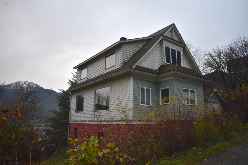 One of the houses on Telephone Hill stands vacant on Wednesday, Nov. 5. A lawsuit filed against the city Friday seeks to reverse the eviction of residents and halt demolition of homes on the hill. (Mari Kanagy/Juneau Empire)