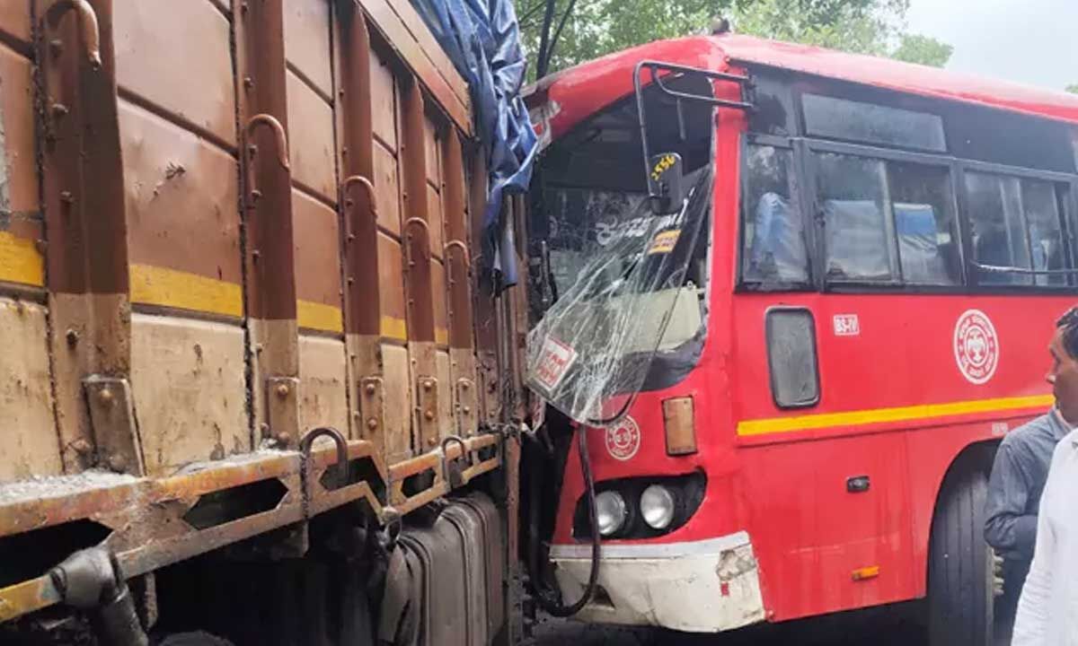 Three injured in bus and lorry collision near Tandur
