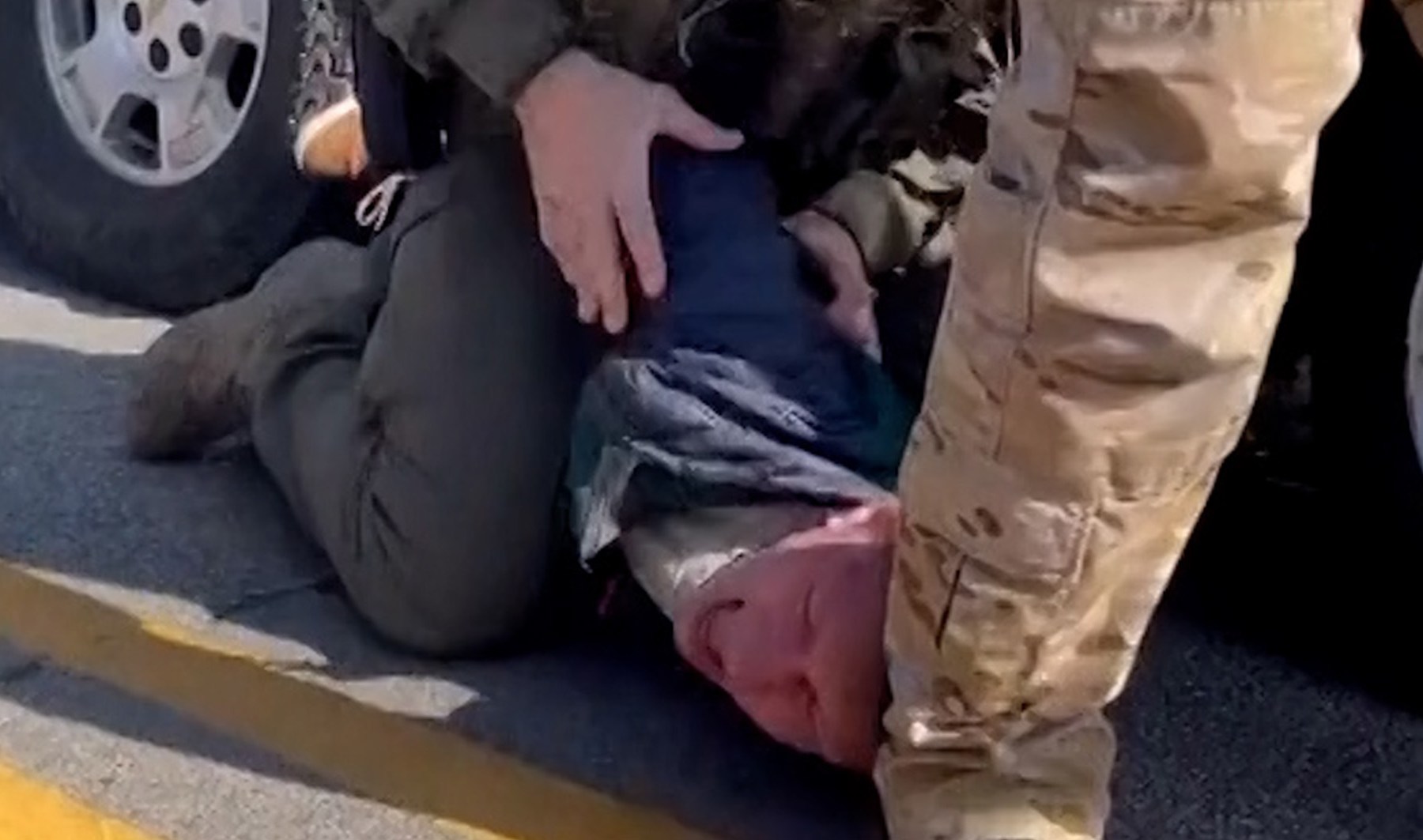 US federal agent in Chicago punches restrained man’s head on the ground | Crime