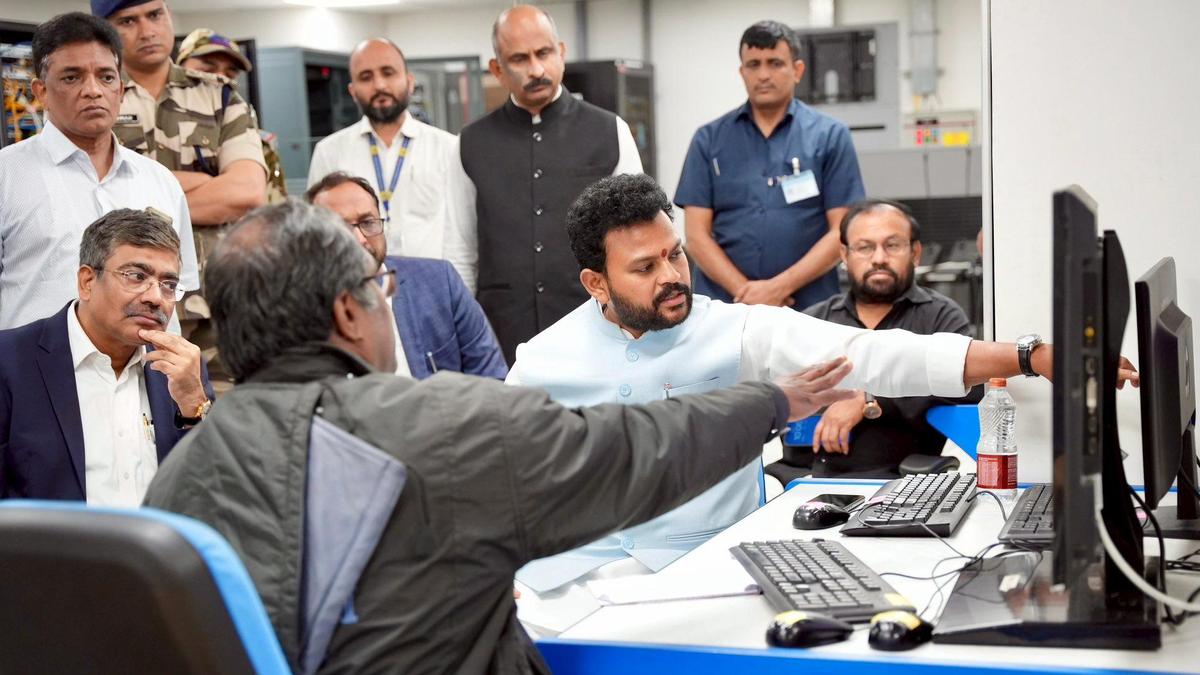 Why was there a tech glitch at Delhi airport? | Explained