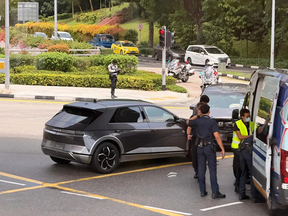 Woman unconscious when taken to hospital after traffic accident in Clementi