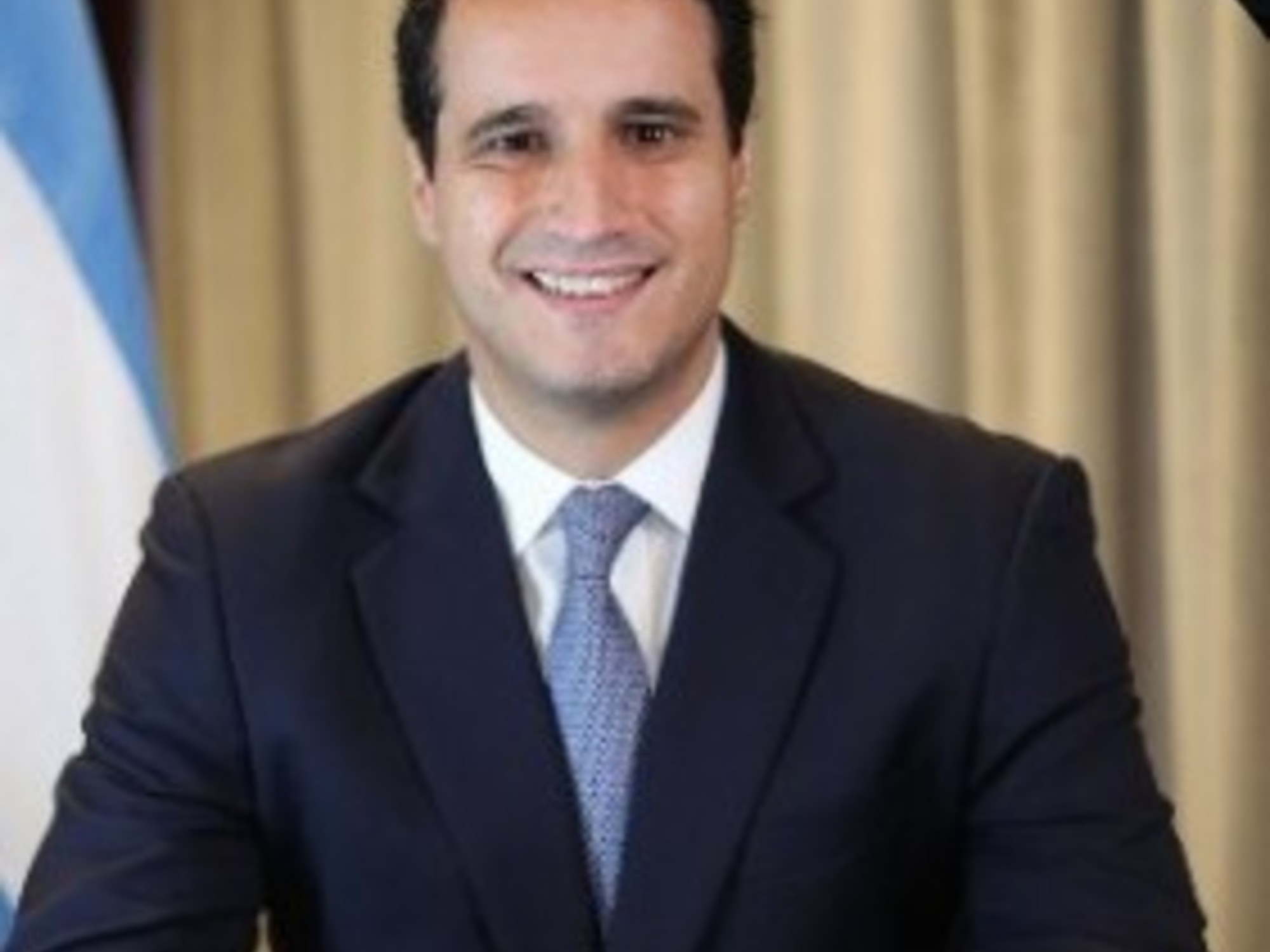 auto con chofer, "maltratos" y un supuesto blindaje de Santiago Caputo