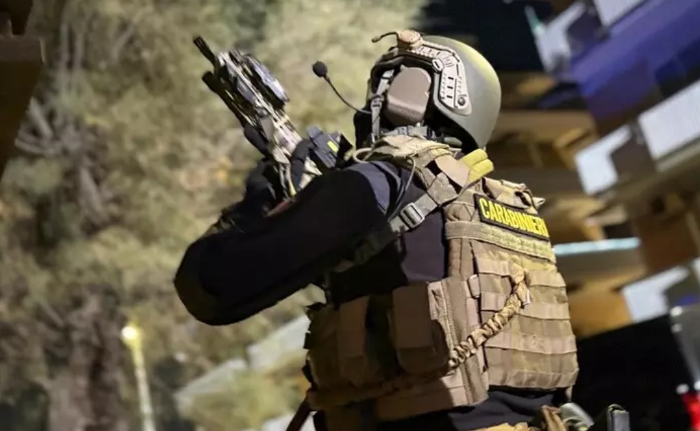 Camorra group targeted in Rome police operation. Image shows armed carabinieri officer from the rear