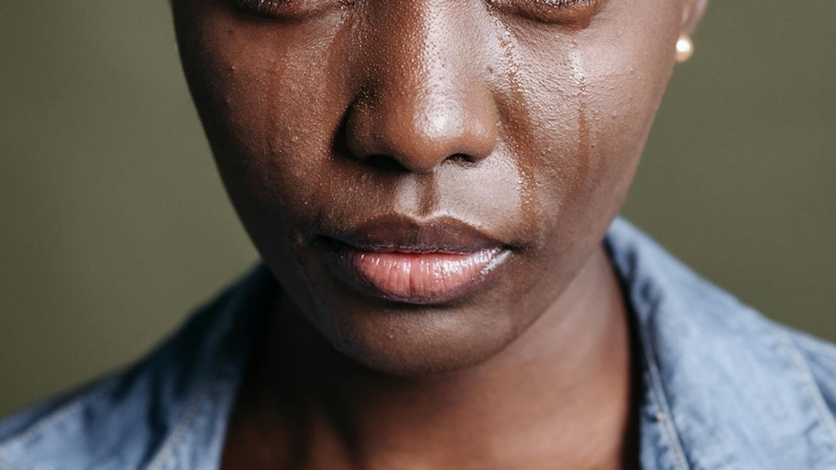 15-jarig meisje gooit heet water over slapende zus