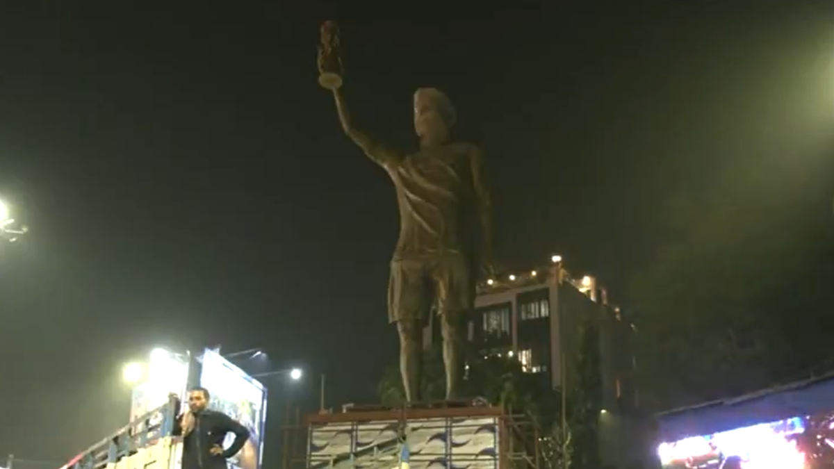 70-foot iron statue of Messi unveiled, West Bengal Minister touts it as world's largest
