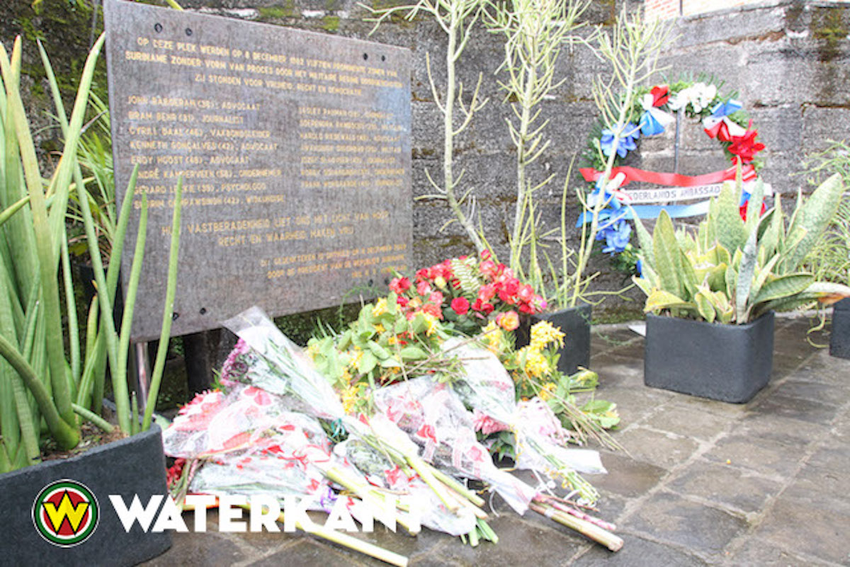 Bloemenhulde bij Nationaal Monument Bastion Veere ter herdenking van de decembermoorden