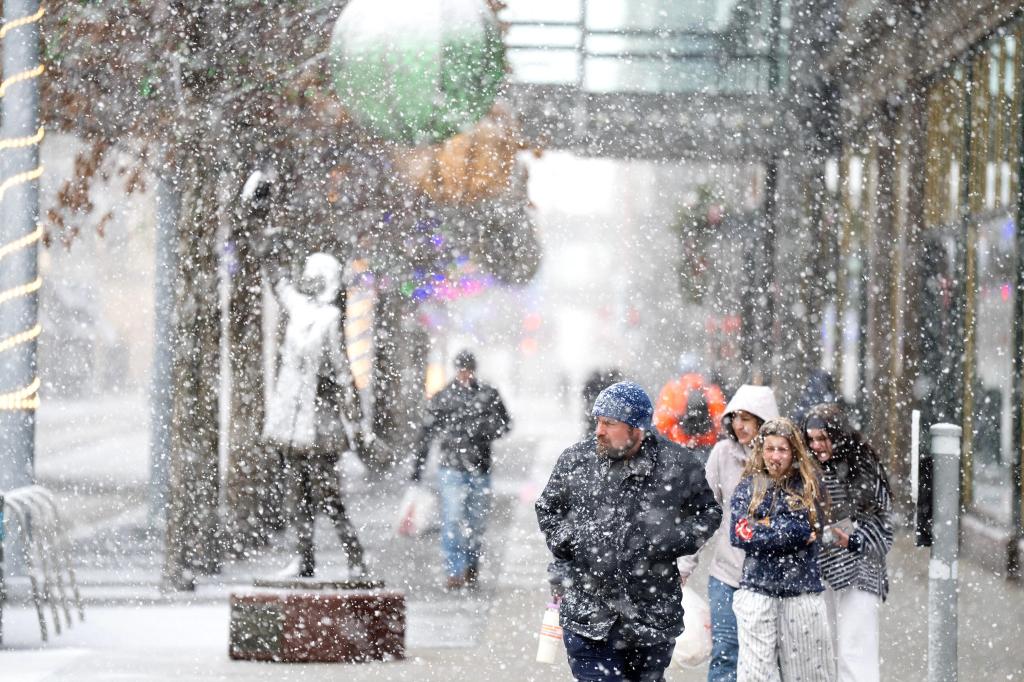 Bomb cyclone brings blizzards to the Midwest before turning east ...