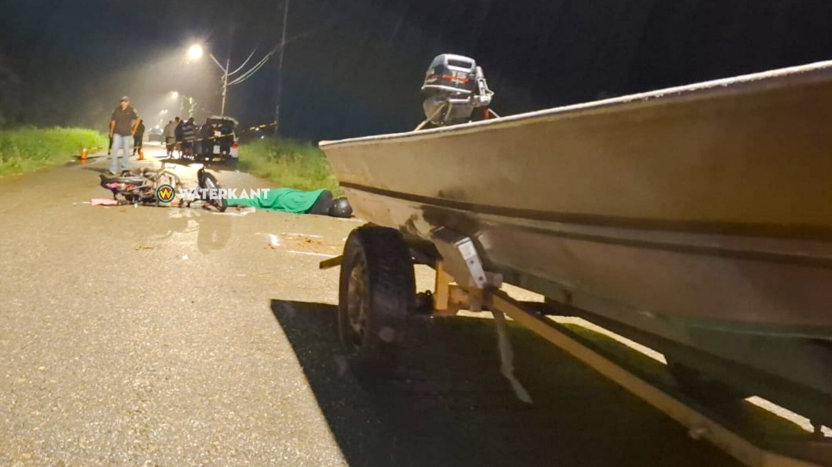 Bromfietser overleden na botsing met boot op trailer