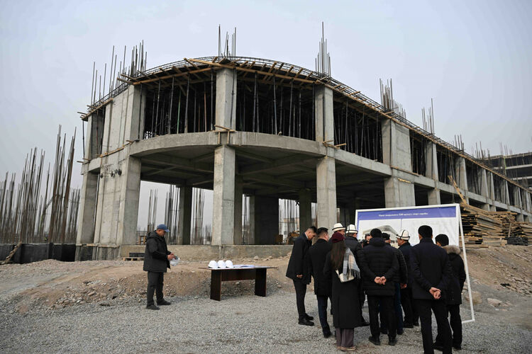 Cabinet Chairman inspects construction of major social facilities in Manas city -