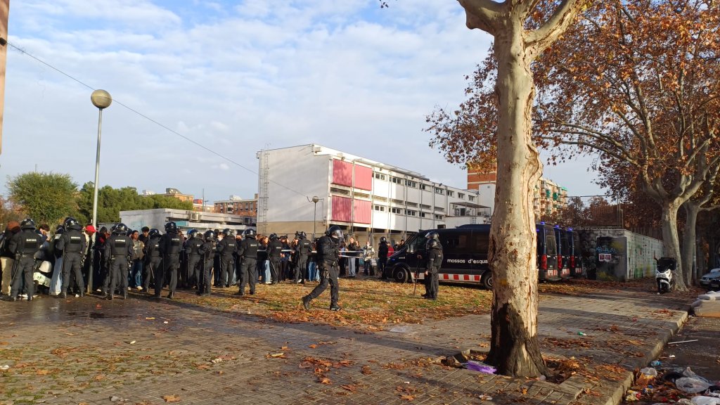 Catalan police evict hundreds of migrants from Badalona squat deemed a safety hazard