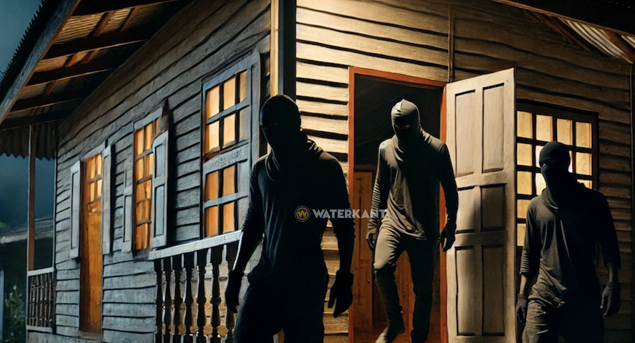 Criminelen dringen woning binnen terwijl bewoner slaapt; telefoon en autosleutel buitgemaakt