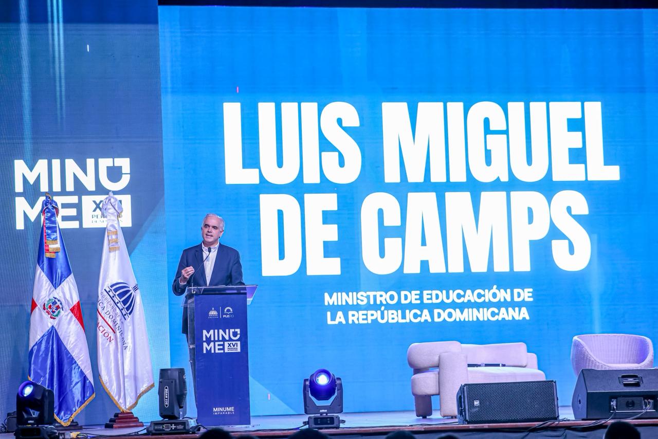 Education Minister swears in 450 students as 100% agents at Model UN