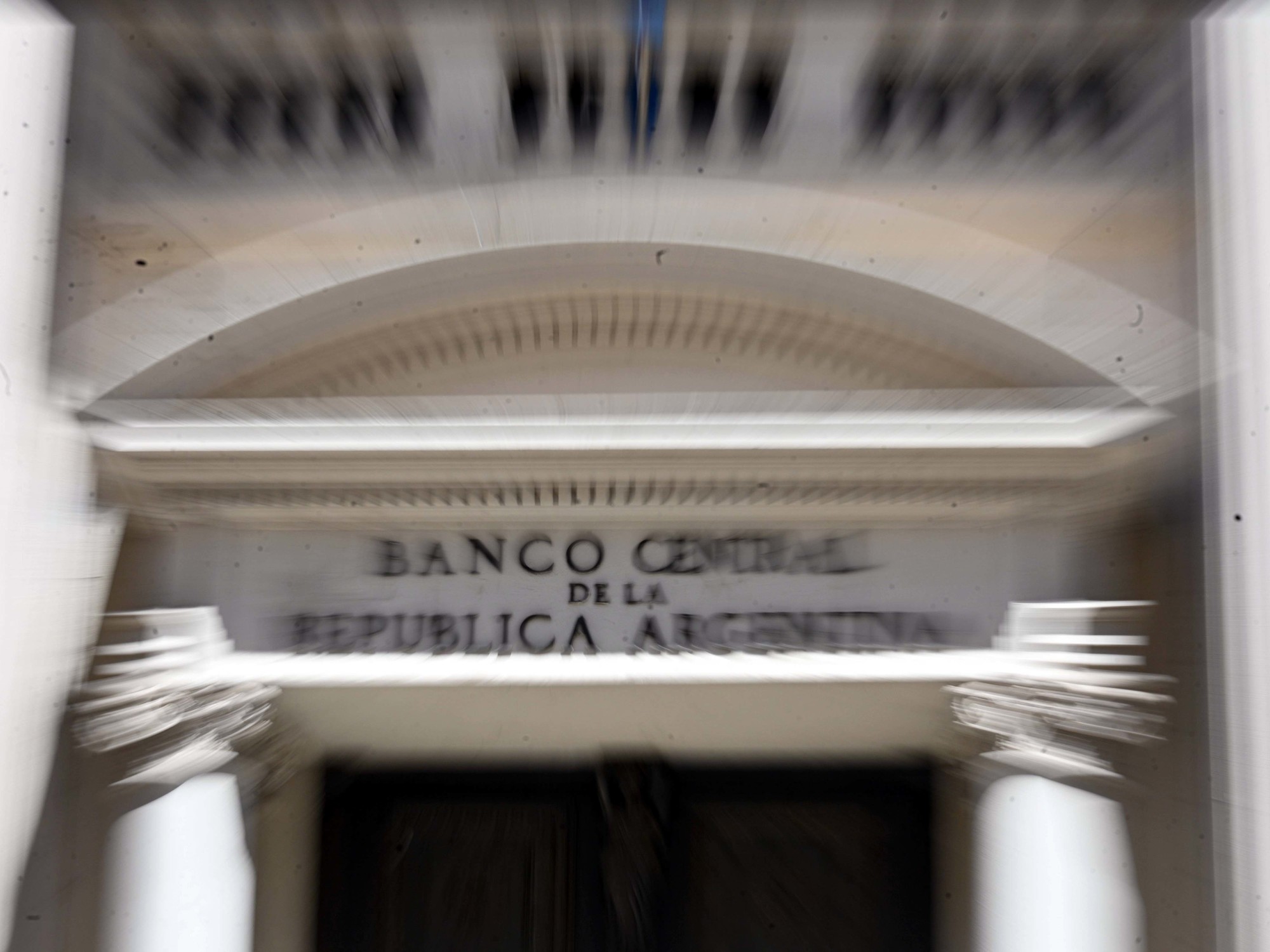 En medio de la presión sobre las reservas, el Gobierno prepara otra flexibilización del cepo desde enero