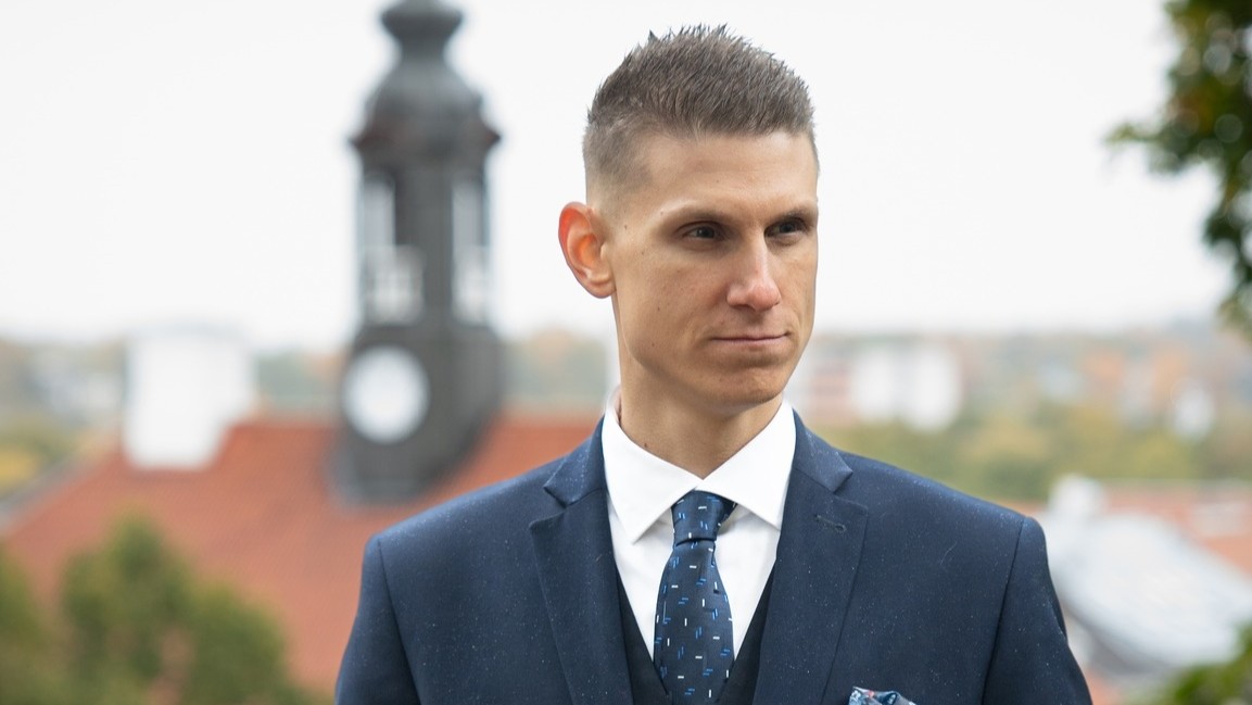 Estonia’s conservative party Isamaa accepted Kris Kärner into its ranks and its Tartu council group, despite his having joked about lining Social Democrats against a wall and shooting them with a pump-action shotgun. Photo: Facebook.