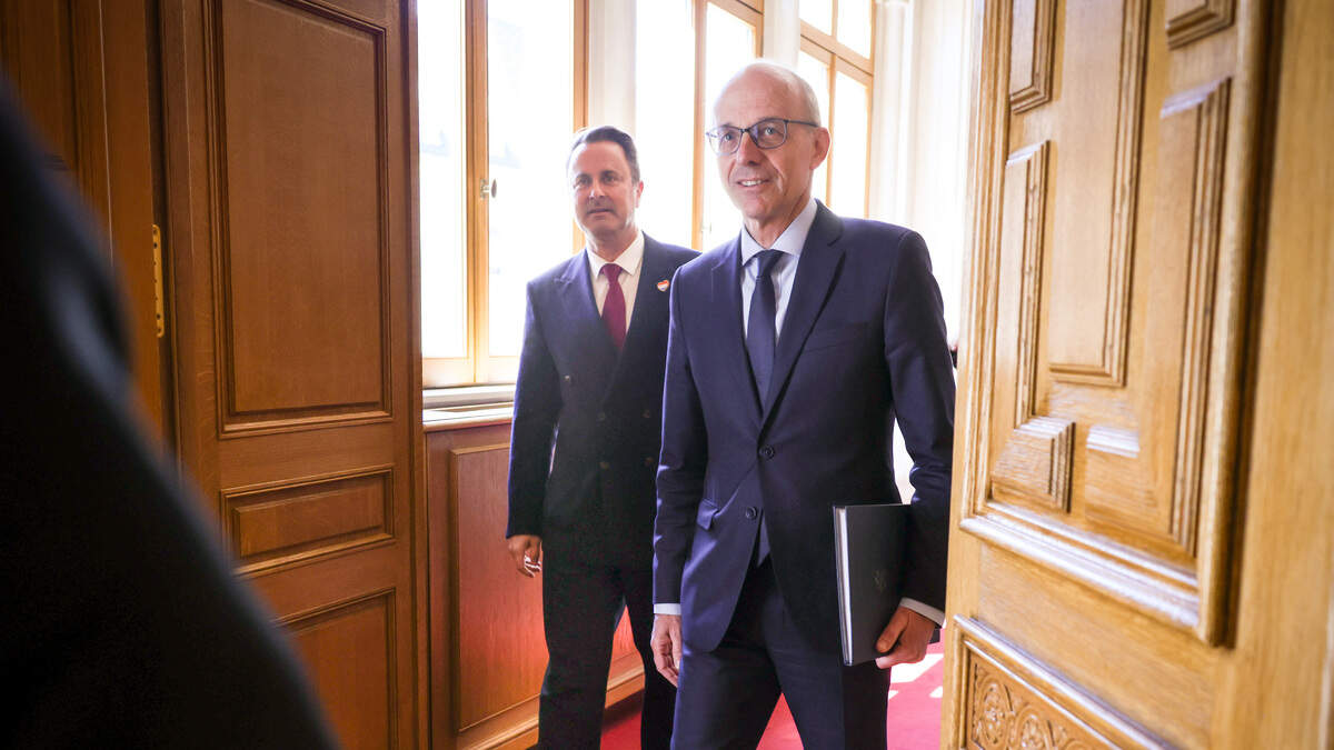 Prime Minister Luc Frieden (r.) trails behind his deputy Xavier Bettel in the Politmonitor opinion poll