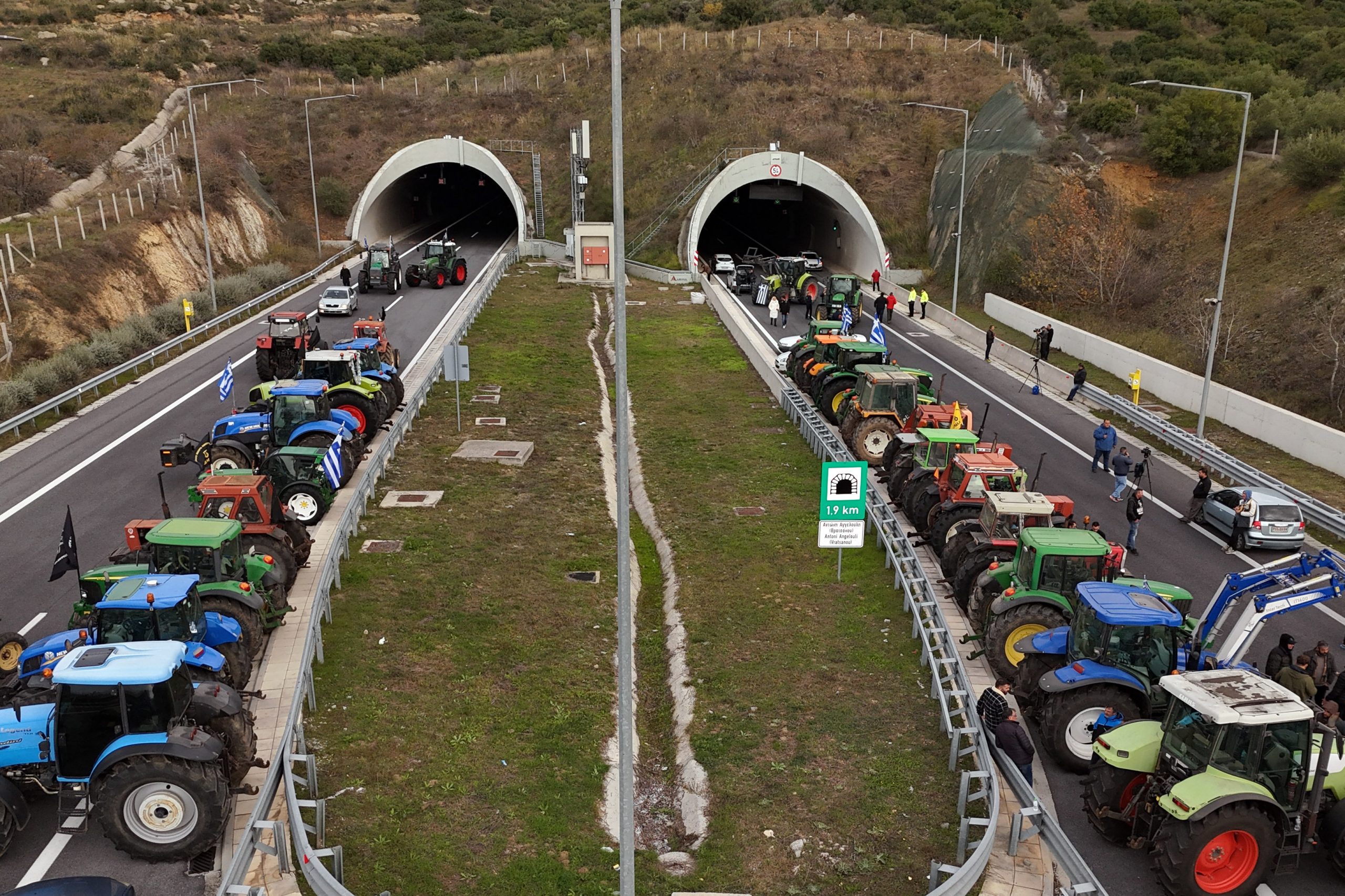 Greek gov't increases pressure, yet, farmers continue roadblocks over Christmas