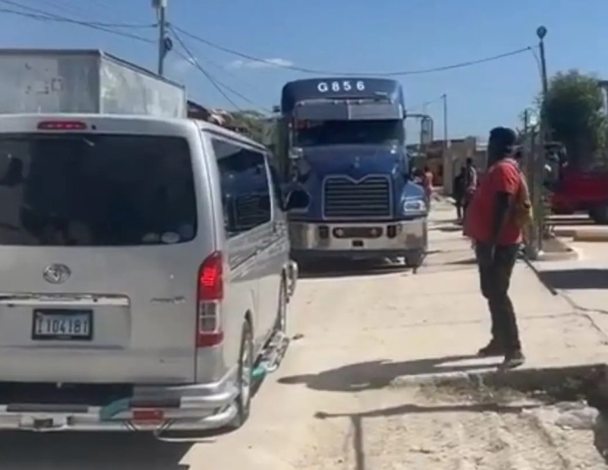 Haitian merchants block Pedernales border to protest new customs measures