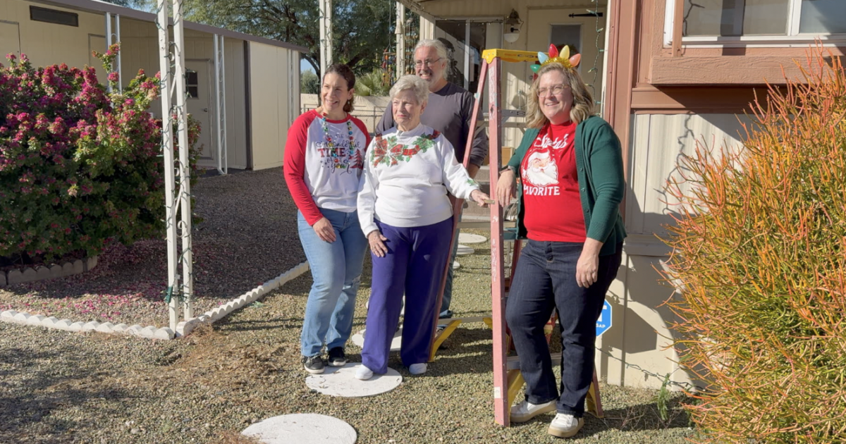 Holiday helpers bring Christmas spirit to Tempe senior