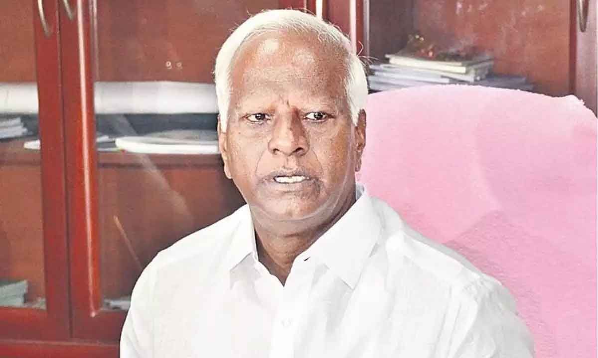 I am with Cong for constituency devpt, says Kadiam Srihari