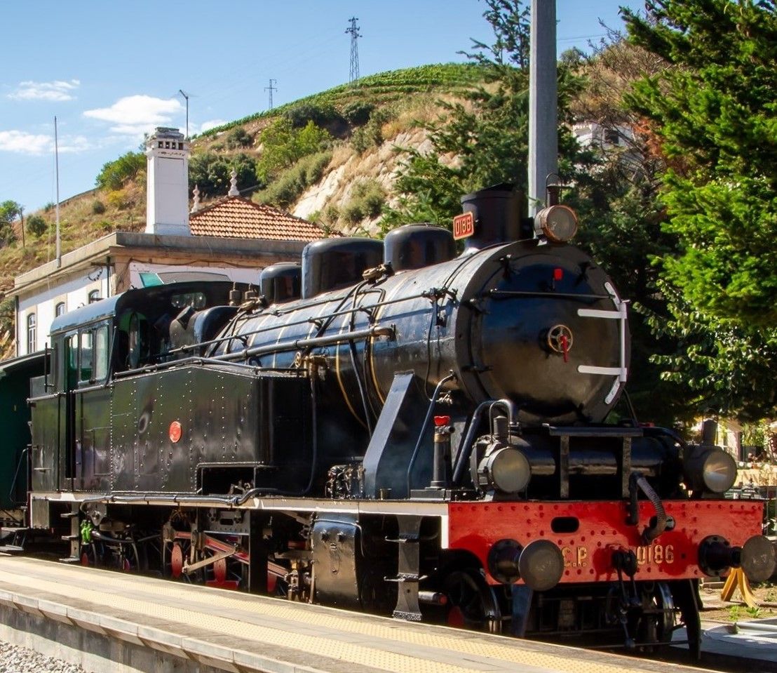 “Iconic” Christmas steam train returns to the tracks