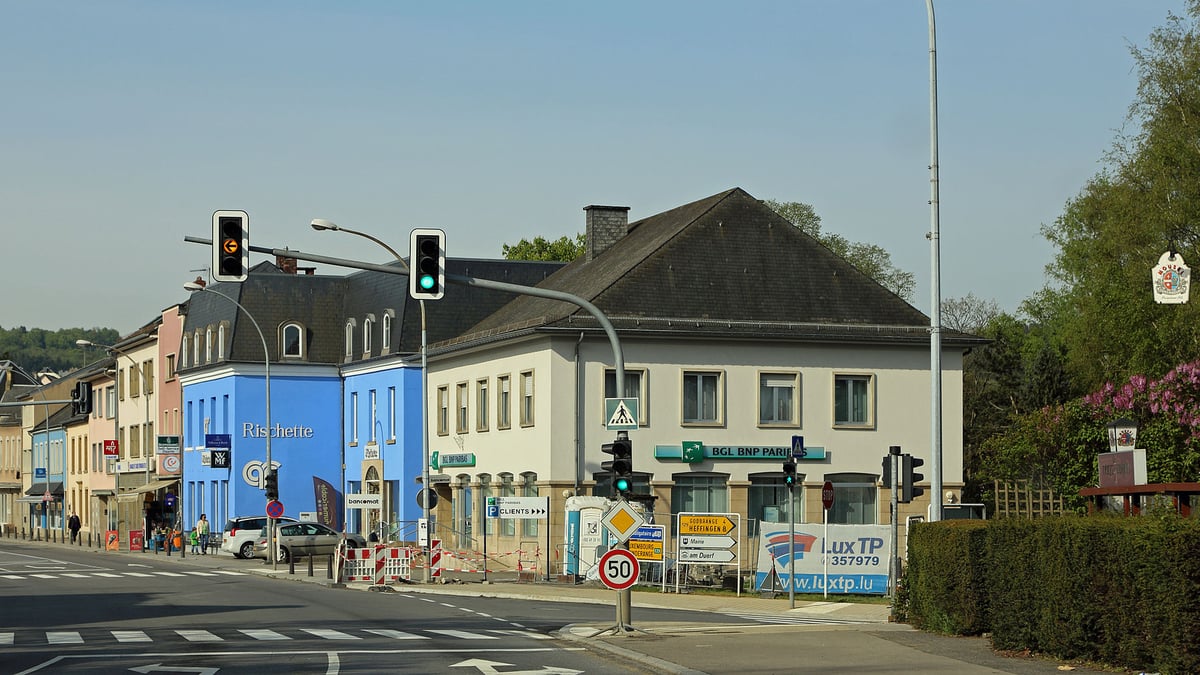 Today the commune hosts two of the world’s most powerful long wave transmitters