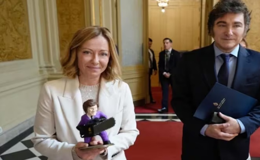 Meloni to auction gifts from foreign dignitaries. Image shows a bemused meloni, standing next to Argentinian President Javier Milei. The gift is a chainsaw-wielding statue of himself. Image credit: X