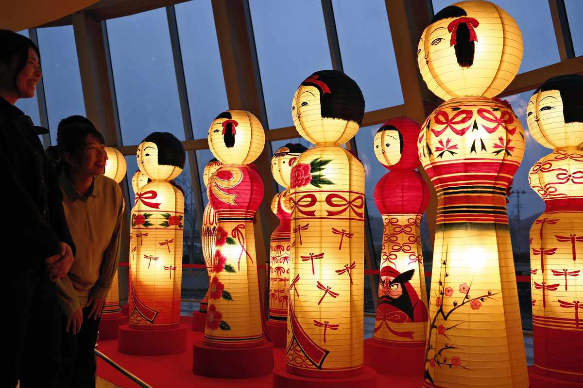 NHK Drama Actress Non Creates Kokeshi-Shaped Lanterns to Ward Off Cold in Iwate Pref.
