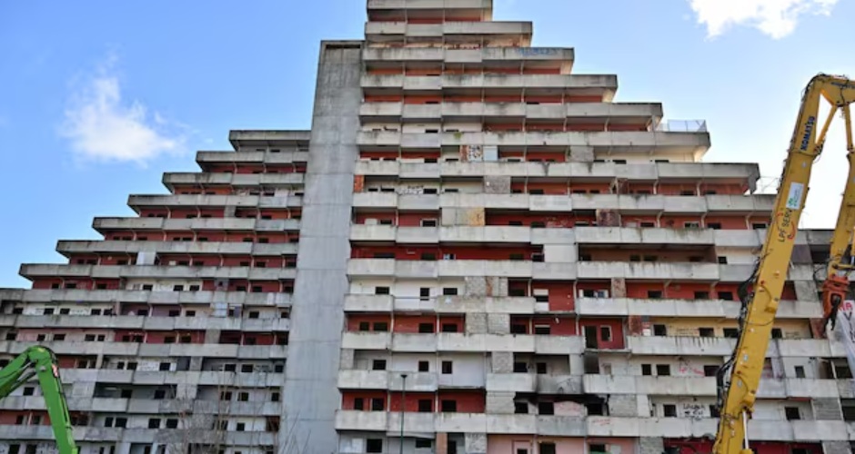 Red sail building in Scampia demolition. Foto IPP/Felice De Martino Napoli 17/12/2025 Inizio demolzione della Vela Rossa a Scampia Italy Photo Press World Copyright