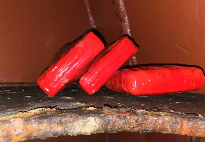 Naval Air Service Finds Suspected Drugs On a Ship From the United States