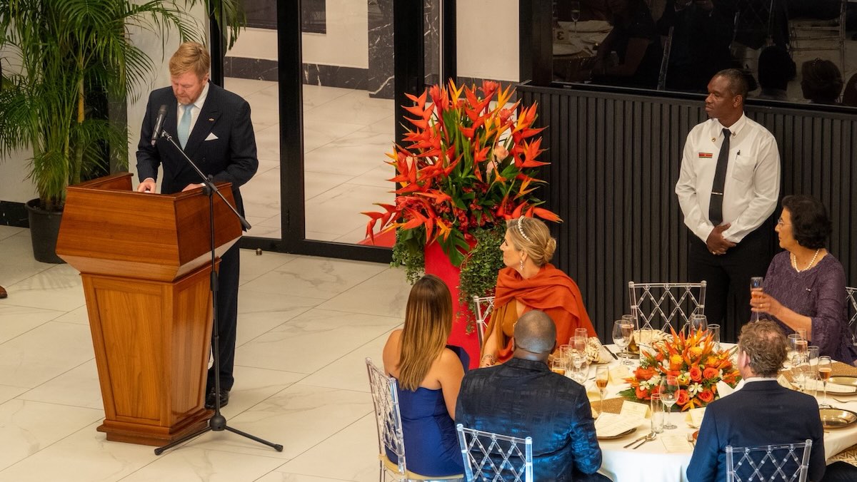 Nederlandse koning haalt ook Decembermoorden aan in speech bij staatsbanket