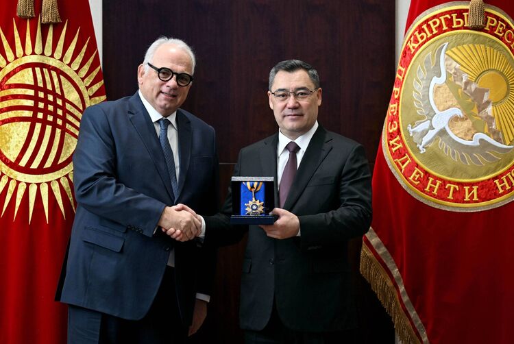 President Sadyr Japarov meets with heads of United World Wrestling -