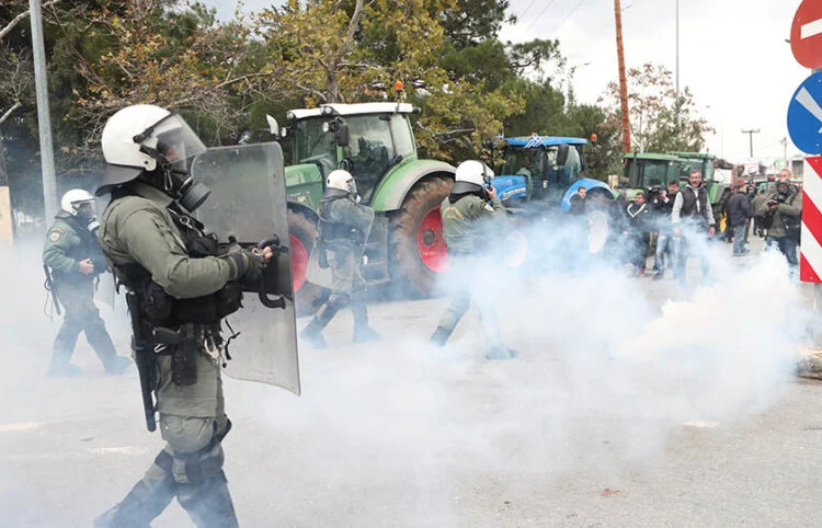 Riot police fires tear gas at protesting farmers near Thessaloniki airport (VIDEO)