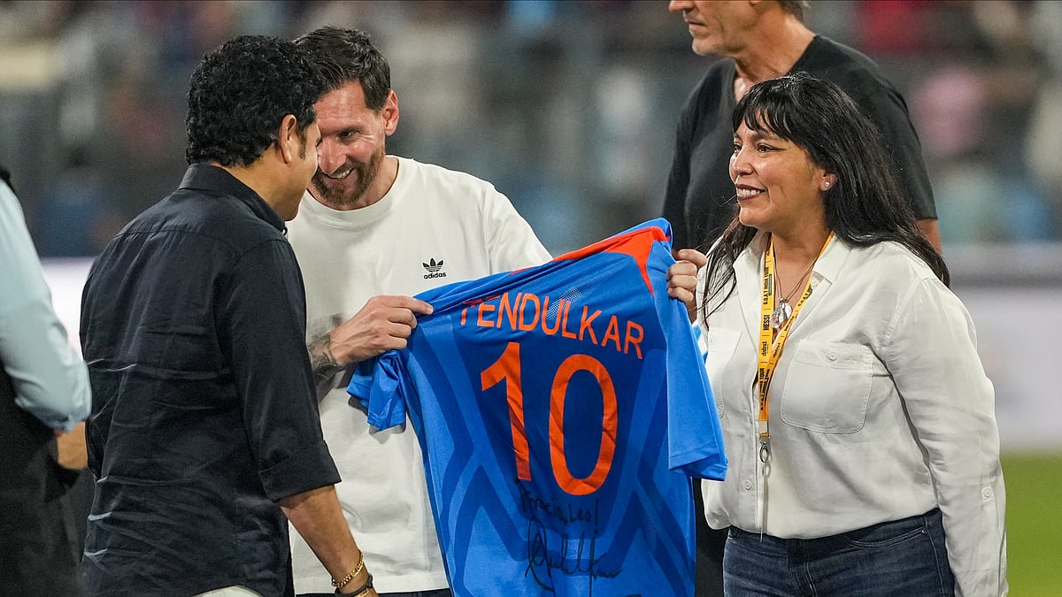 Sachin Meets Messi, Gifts Team India Jersey