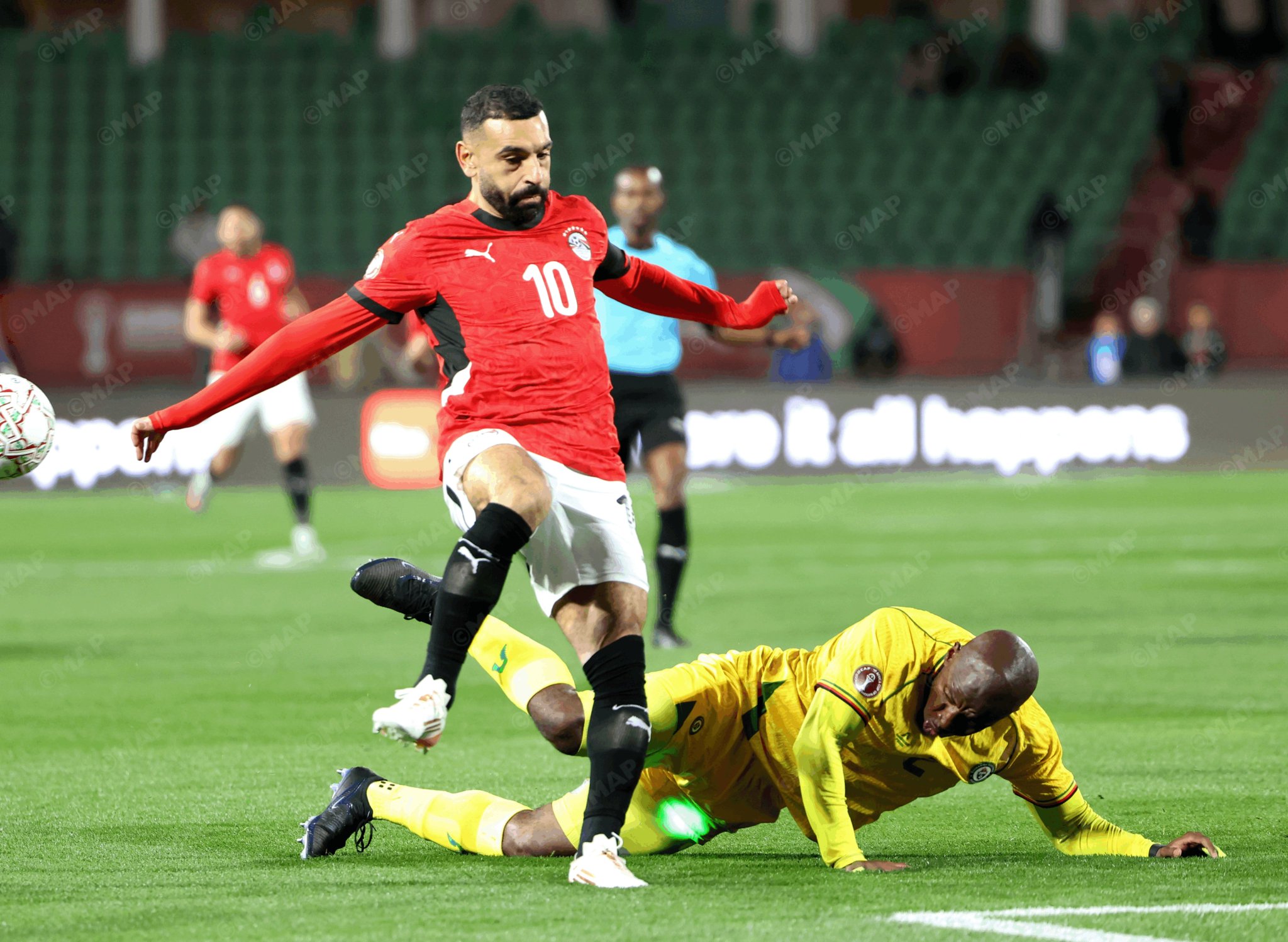 Salah scores late winner as Egypt come from behind to beat Zimbabwe