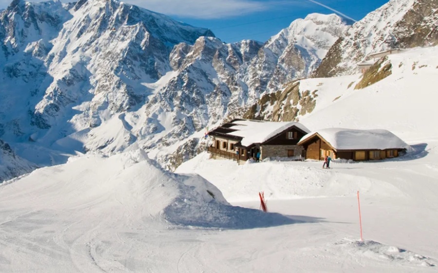 Cable car accident leaves 100 stranded for hours. Photo of the village of Macugnaga in the snow on Monte Moro, in northern Italy. Giovanni Mereghetti/Education Images/Universal Images Group via Getty Images