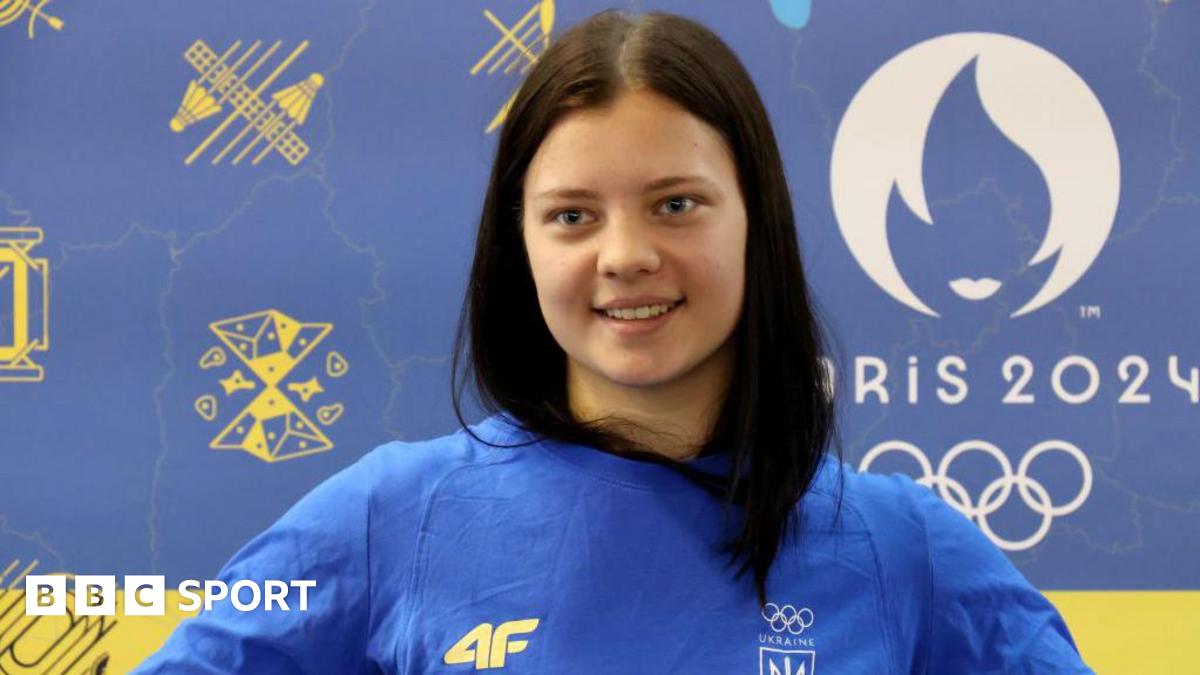 Ukrainian diver Sofiia Lyskun holds a national flag during the welcome ceremony at the Central Railway Terminal upon her return from the Paris 2024 Olympics