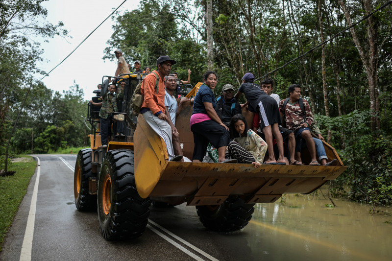 Sultan of Pahang joins flood relief efforts, visits affected residents in Taman Pelangkah