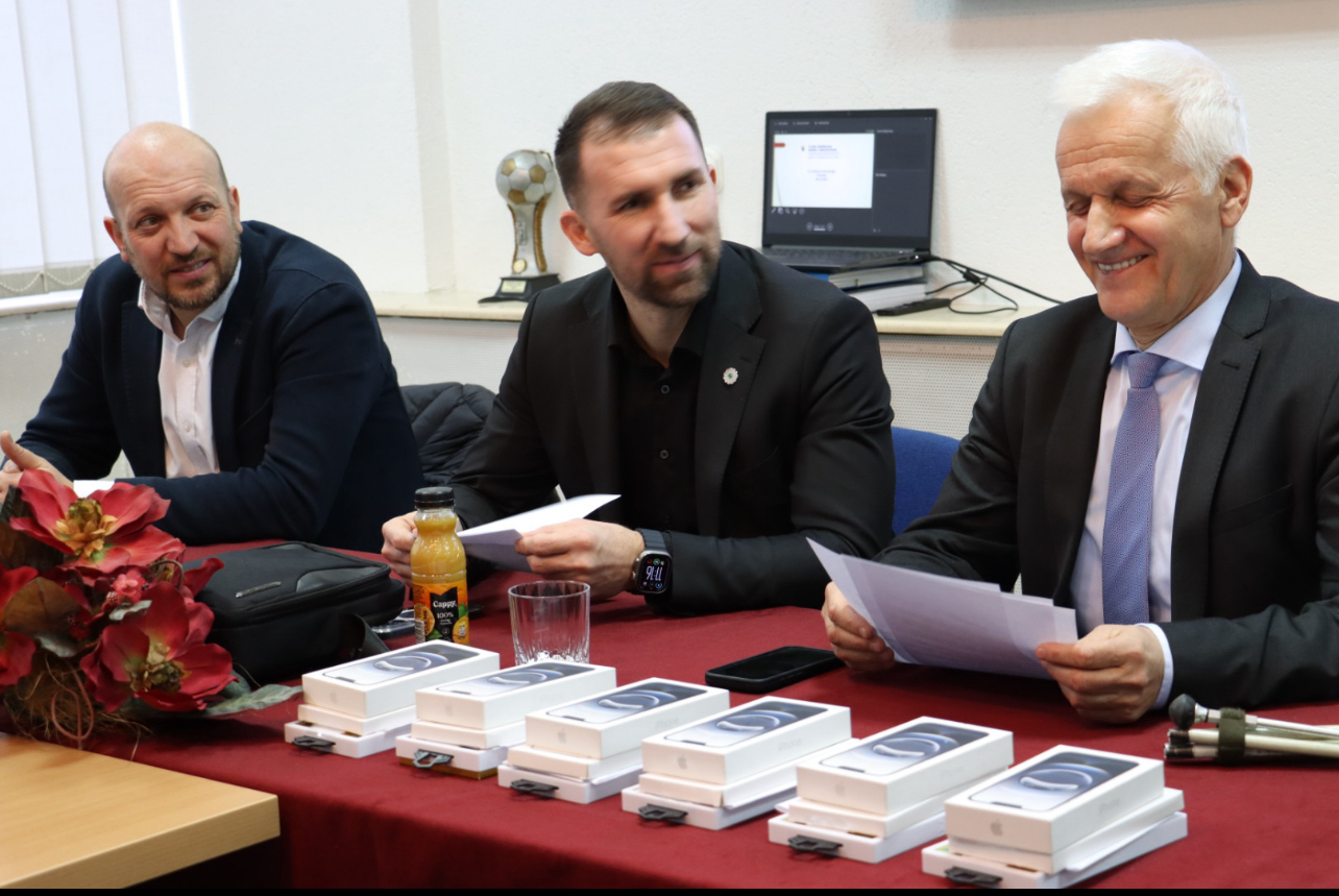 Support for the Independence of Blind People: Minister Delic handed over Cell Phones to the CS Blind Association