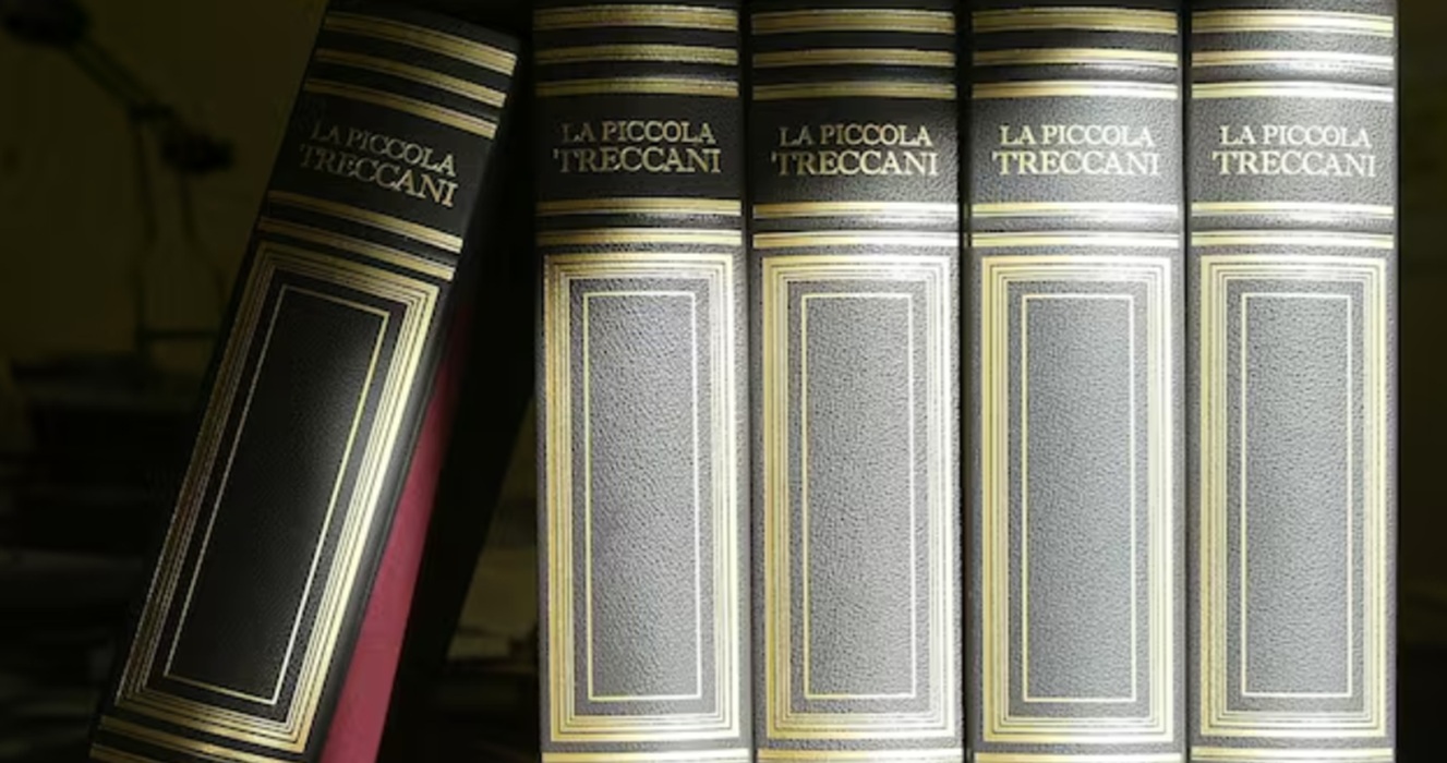 Treccani chooses 'trust' as its word of 2025. Image shows shelf of 5 La Pîccola Trecanni books with one on the left leaning against the other four.