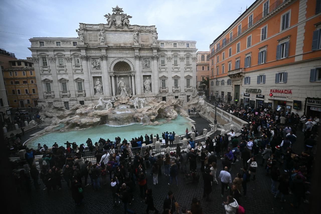 Tourists wait in line around the Trevi Fountain. Rome, Italy, December 19, 2025. (AFP Photo)