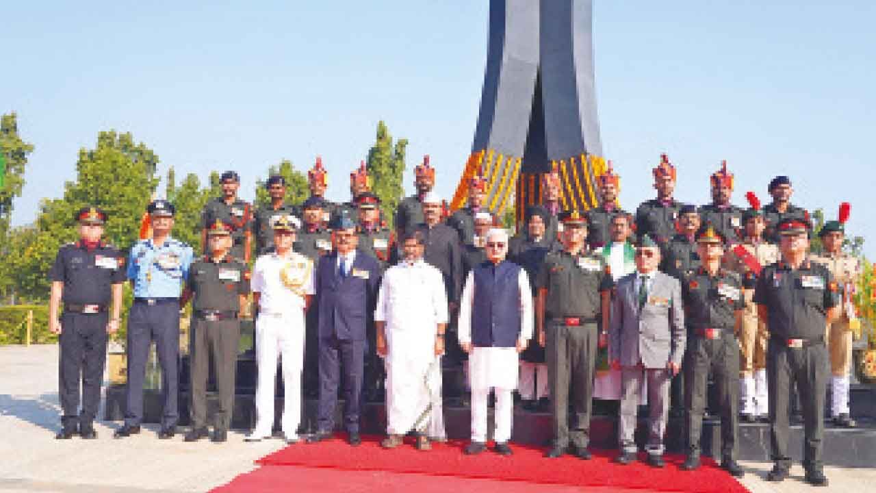 War heroes honoured on Vijay Diwas at Veerula Sainik Smarak