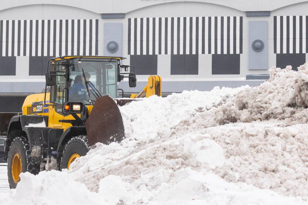 Winter storm packing snow and strong winds to descend on Great Lakes ...