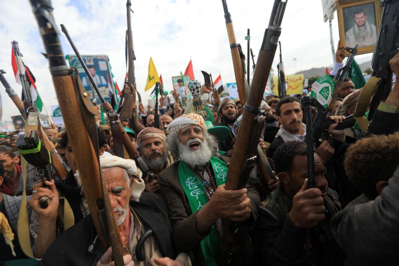 Yemenis brandish rifles during a rally in solidarity with Palestinians and in condemnation of Israel and the US, in the Houthi-run capital Sanaa on Aug. 29, 2025. (AFP Photo)